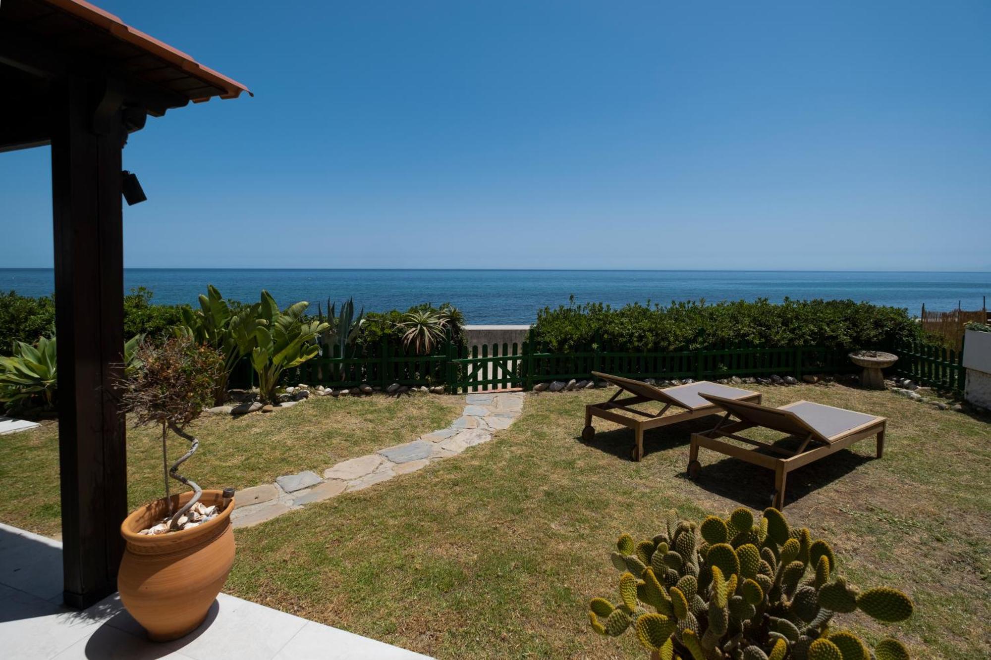 Beach Villa Dorada エステポナ エクステリア 写真